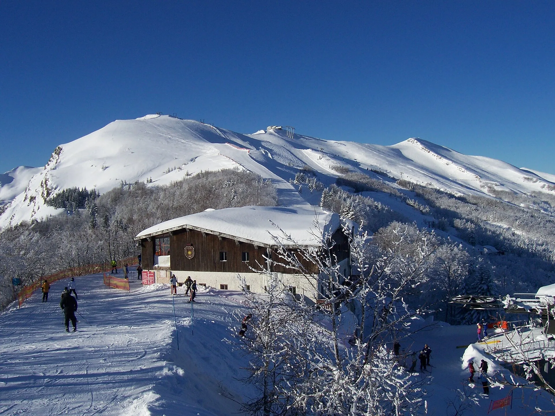 Il Monte Gomito e il rifugio della Selletta, sopra Abetone, con neve fresca