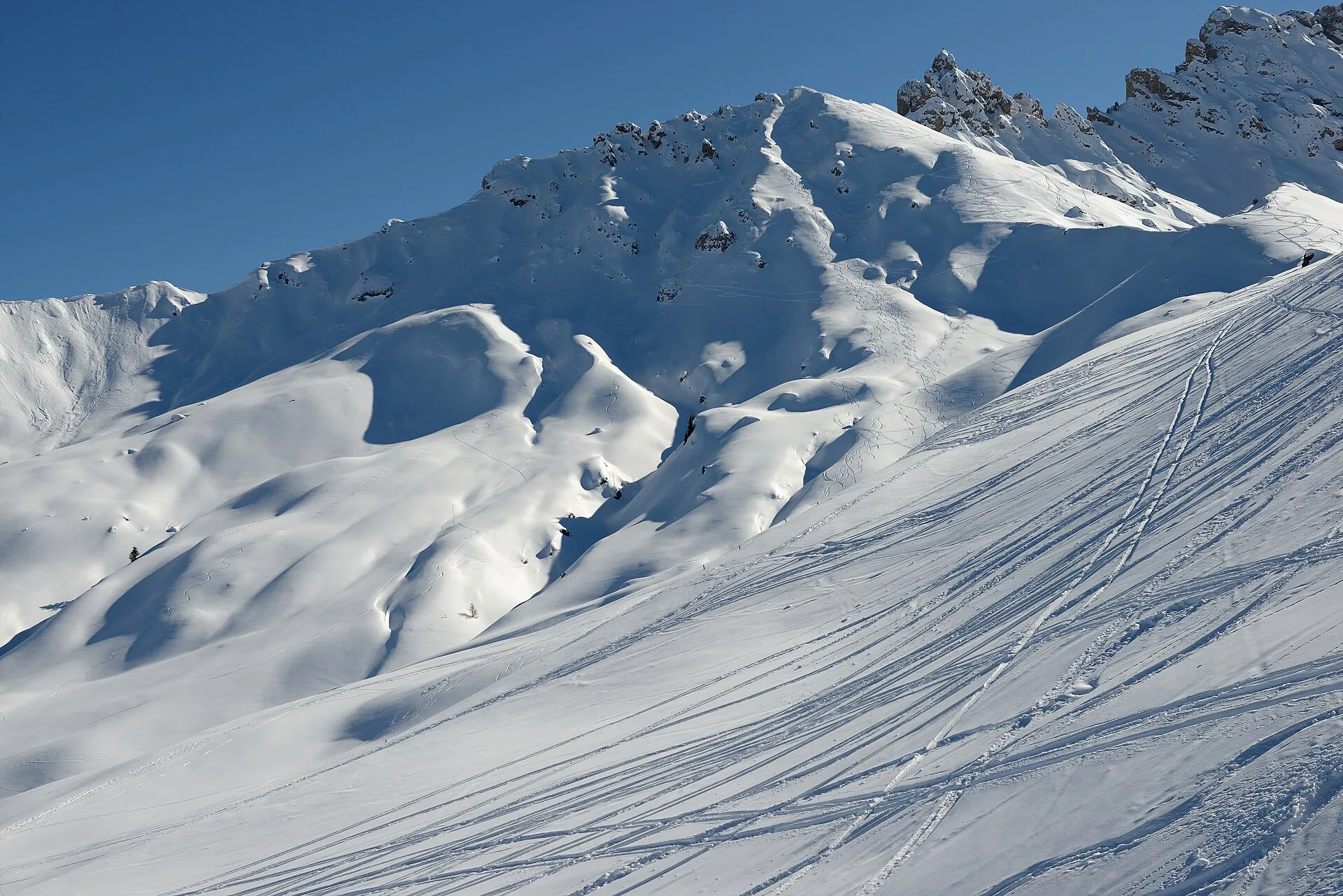 Pendii innevati e tracce di sci sull Alpe di Siusi in inverno