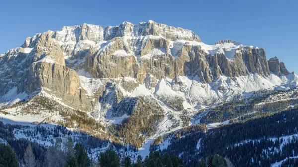 Alta stagione skipass: il Gruppo del Sella innevato, nel cuore di Dolomiti Superski