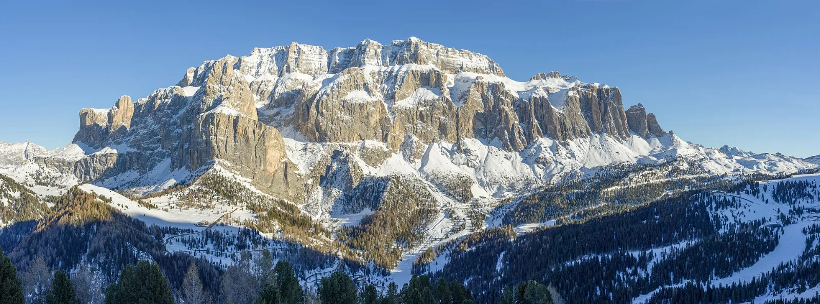 Alta stagione skipass: il Gruppo del Sella innevato, nel cuore di Dolomiti Superski