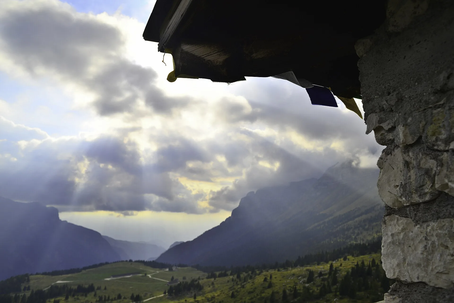 L'altopiano del Montasio visto dal Rifugio Brazzà, nelle Alpi Giulie