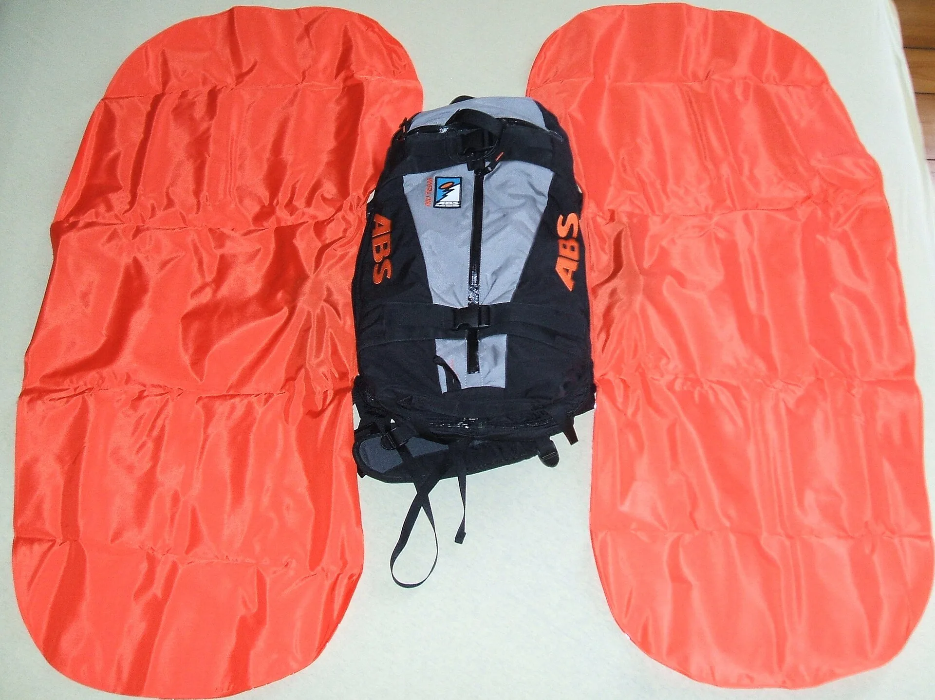 Zaino airbag da valanga con i cuscini gonfiati