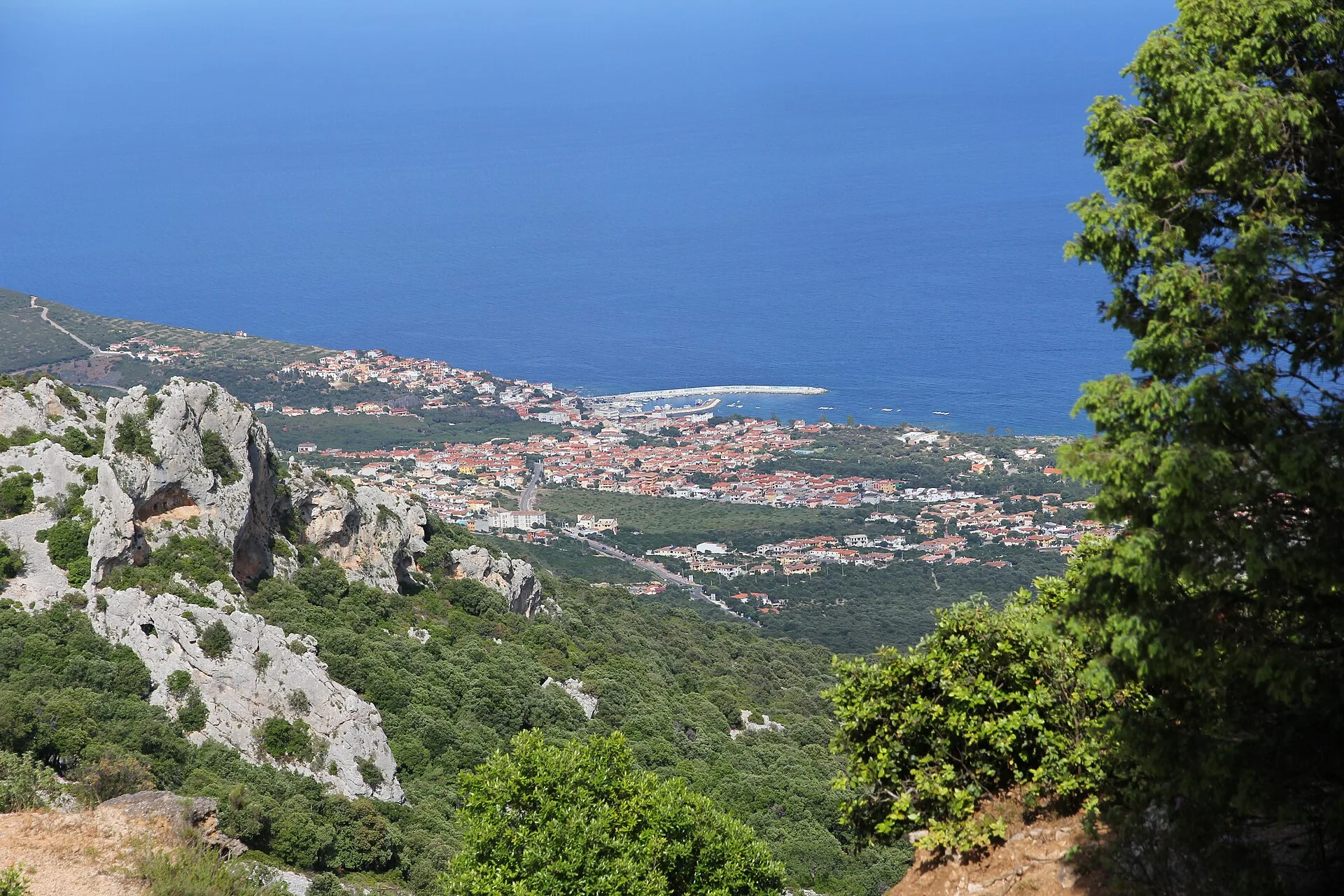 Panorama su Cala Gonone e sul Golfo di Orosei dall alto