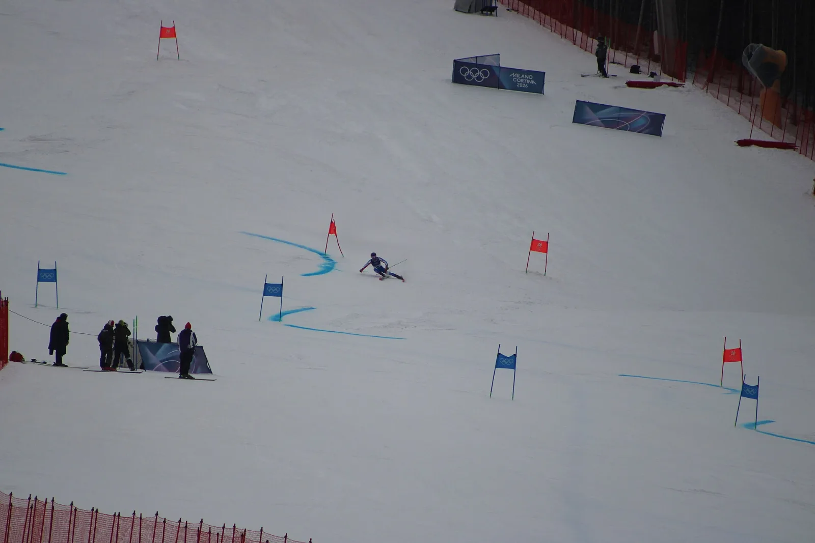 Casco da sci e maschera su un atleta in gigante a Bormio