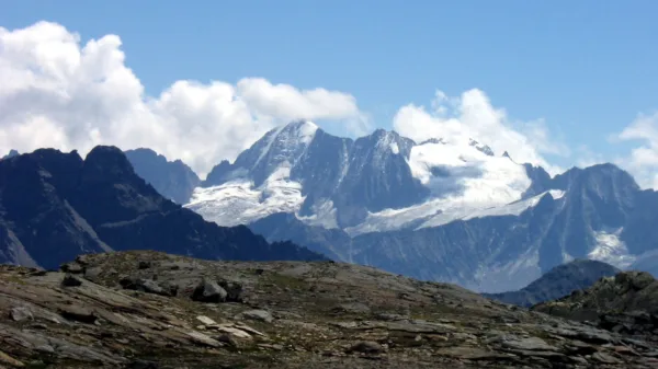 La Cima Presanella con i suoi ghiacciai, vista dal lago Ercavallo