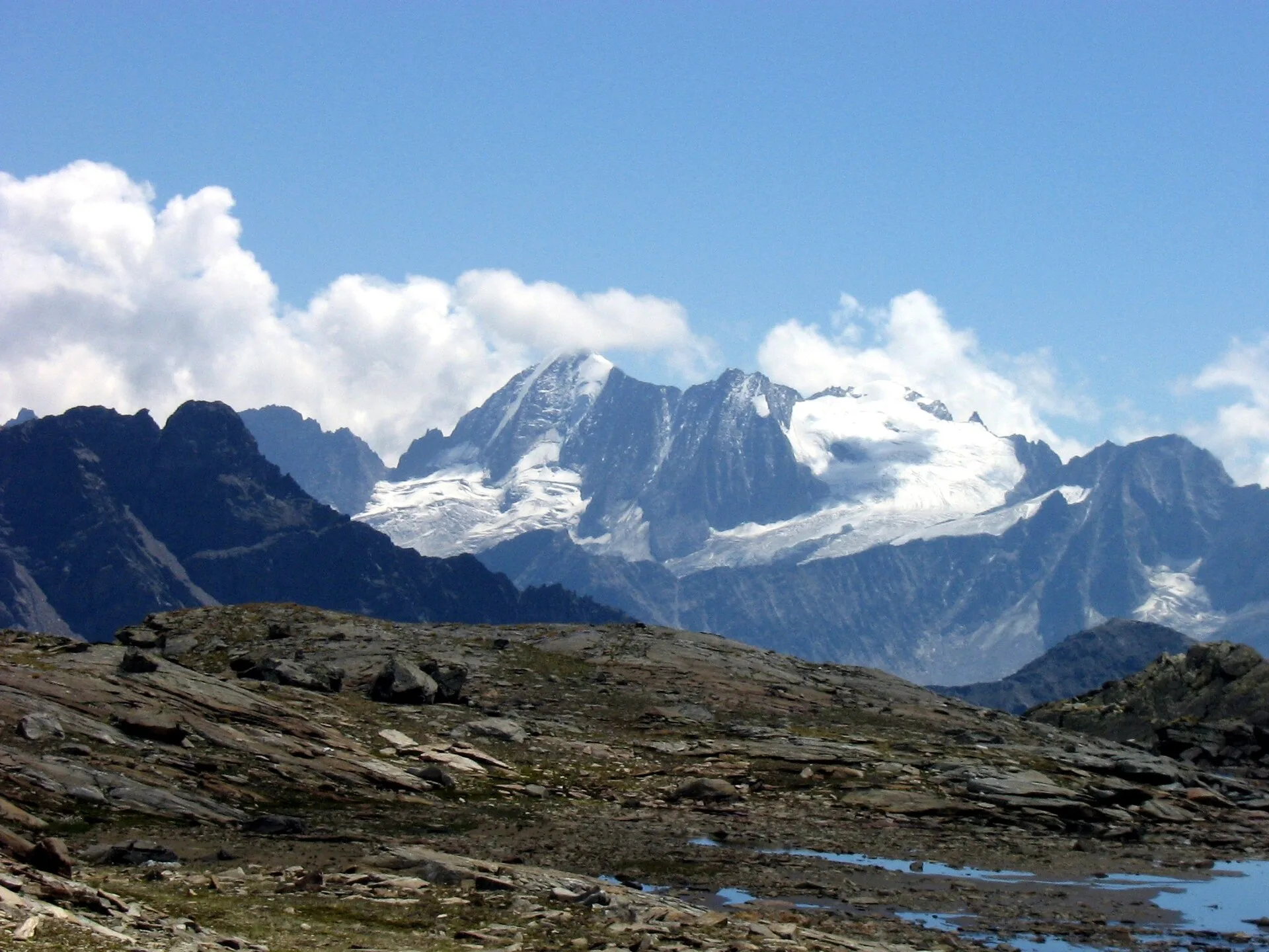 La Cima Presanella con i suoi ghiacciai, vista dal lago Ercavallo