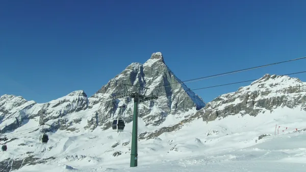 Skipass Cervinia 2026/27: la telecabina Cime Bianche con il Cervino sullo sfondo