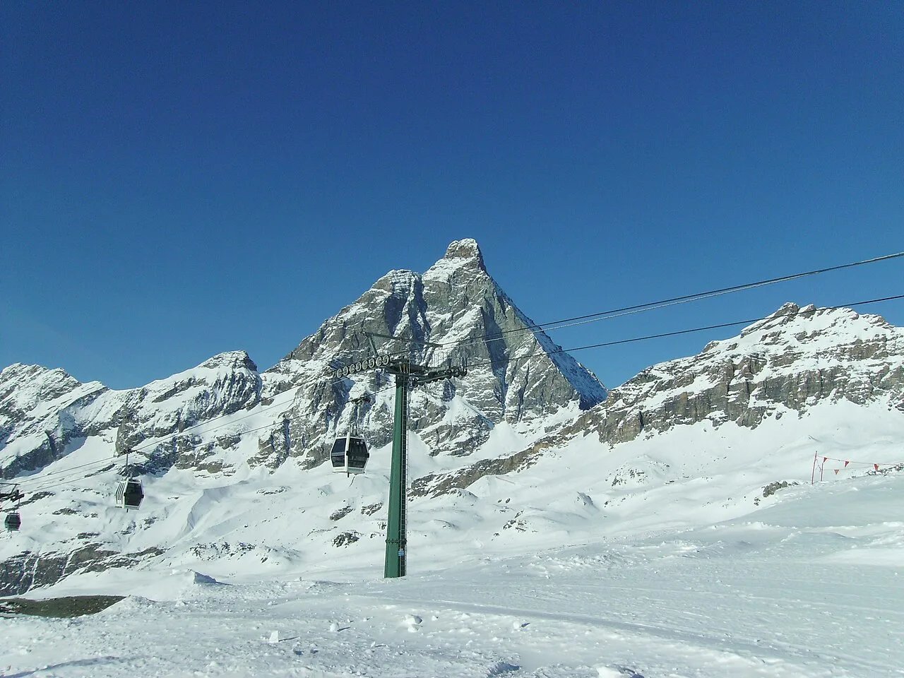 Skipass Cervinia 2026/27: la telecabina Cime Bianche con il Cervino sullo sfondo