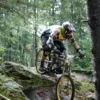 Discesa in mountain bike in un bosco