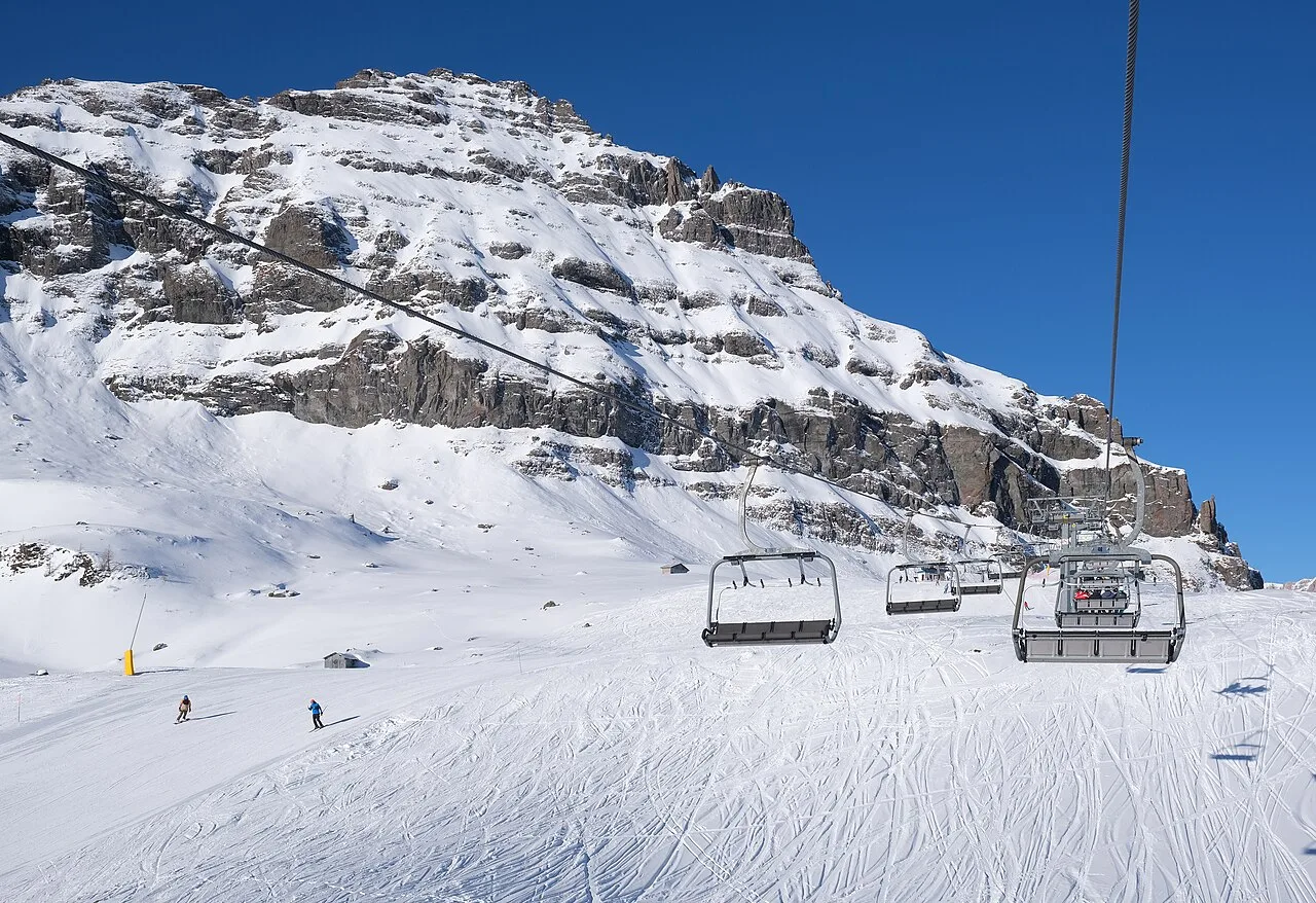 Seggiovia e pareti dolomitiche lungo il giro del Sellaronda