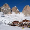 Dolomiti Superski 2026/27: seggiovia e rifugio ai piedi del Sassolungo sul Sellaronda