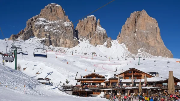 Dolomiti Superski 2026/27: seggiovia e rifugio ai piedi del Sassolungo sul Sellaronda