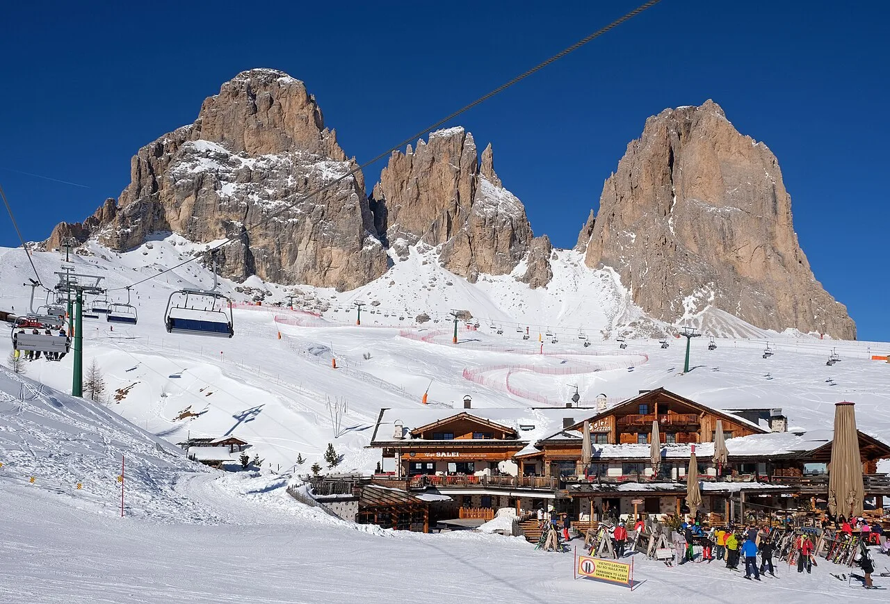 Dolomiti Superski 2026/27: seggiovia e rifugio ai piedi del Sassolungo sul Sellaronda