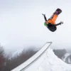 Freestyle: salto con gli sci in uno snowpark