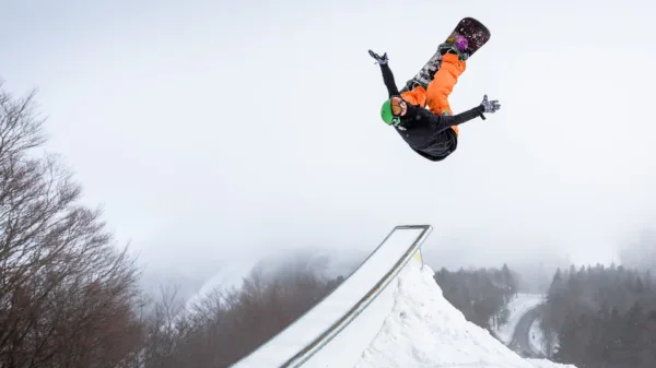 Freestyle: salto con gli sci in uno snowpark