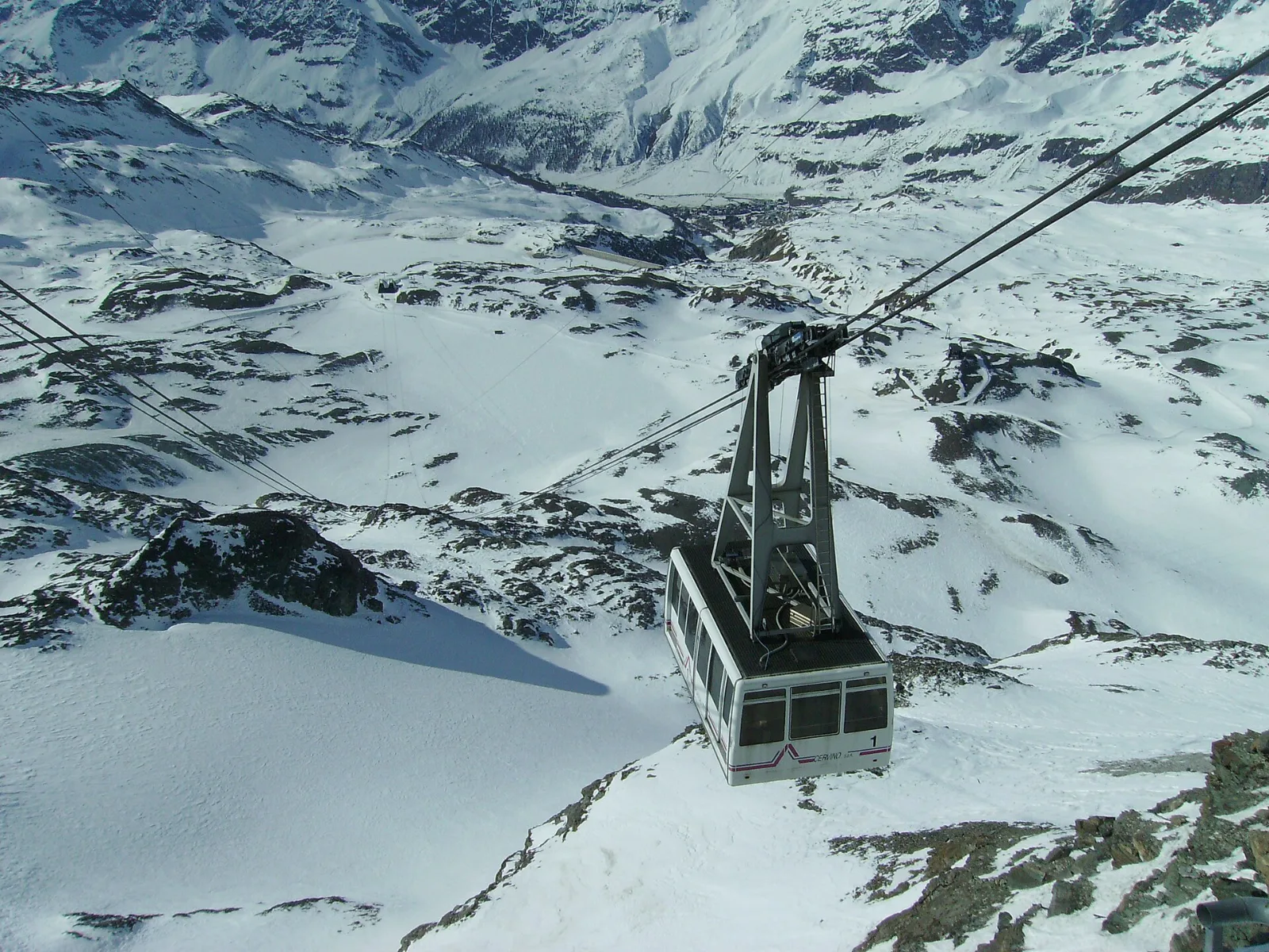La funivia del Plateau Rosà, la salita per sciare a Cervinia sul ghiacciaio