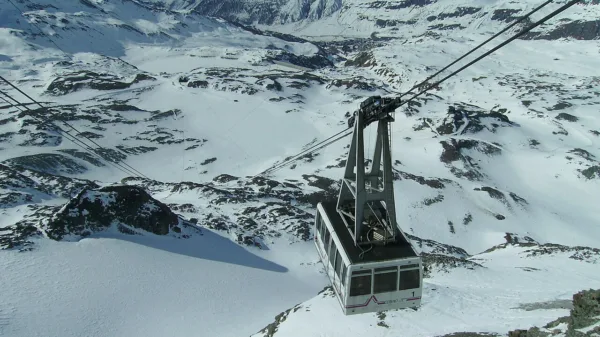 Dove si scia nel weekend: la funivia del Plateau Rosa sul ghiacciaio di Cervinia