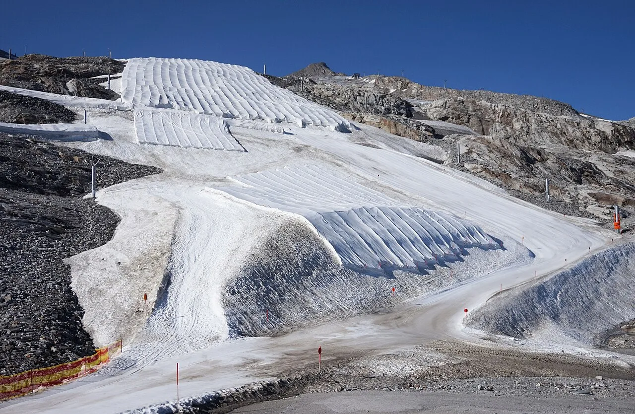 Il ghiacciaio di Hintertux, in parte coperto da teli
