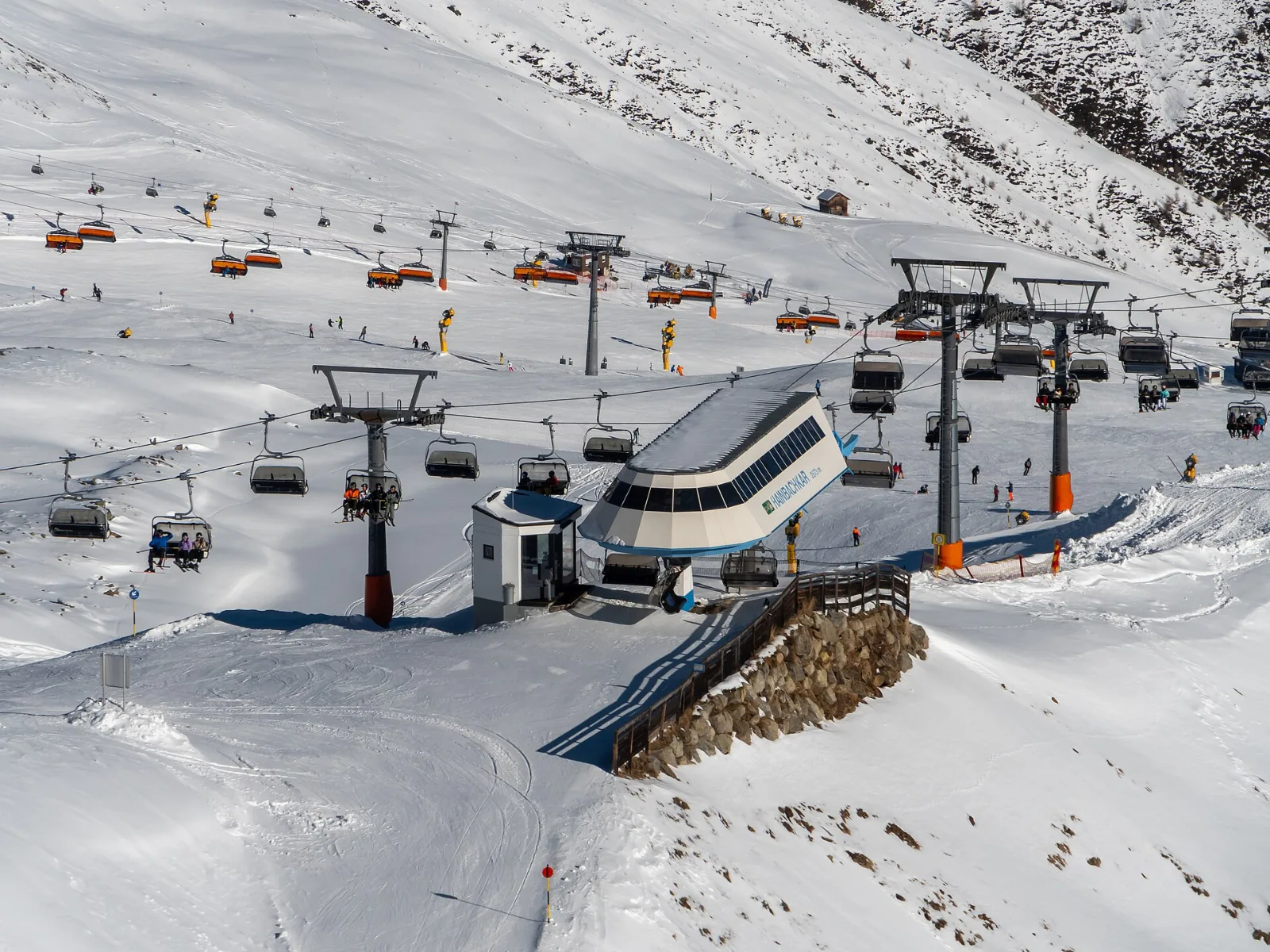 Sciatore in discesa a Sölden: i guanti da sci devono proteggere dal freddo e dal vento