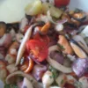 Insalata di mare con cozze, gamberi, calamari, patate, capperi e pomodorini