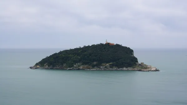L'isola del Tino vista dalla Palmaria, con il faro di San Venerio