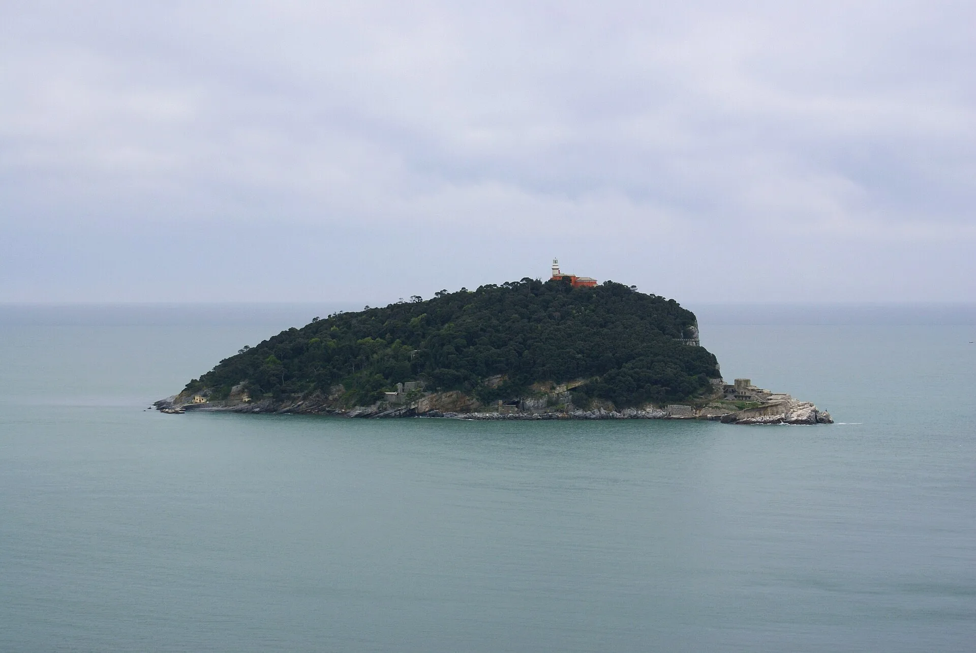 L'isola del Tino vista dalla Palmaria, con il faro di San Venerio