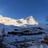 Il Cervino illuminato dal sole sopra Cervinia, in inverno, tappa del Jam Session Ski Tour