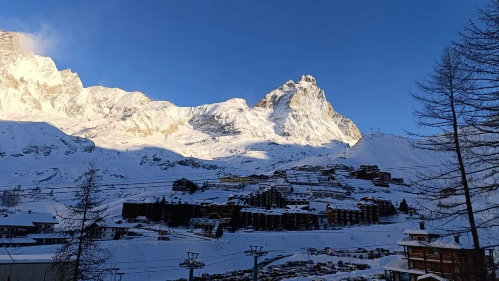 Il Cervino illuminato dal sole sopra Cervinia, in inverno, tappa del Jam Session Ski Tour