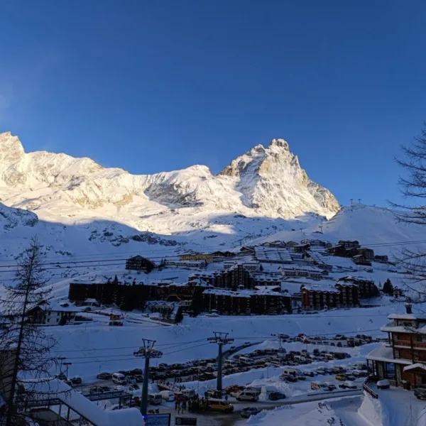 Il Cervino illuminato dal sole sopra Cervinia, in inverno, tappa del Jam Session Ski Tour