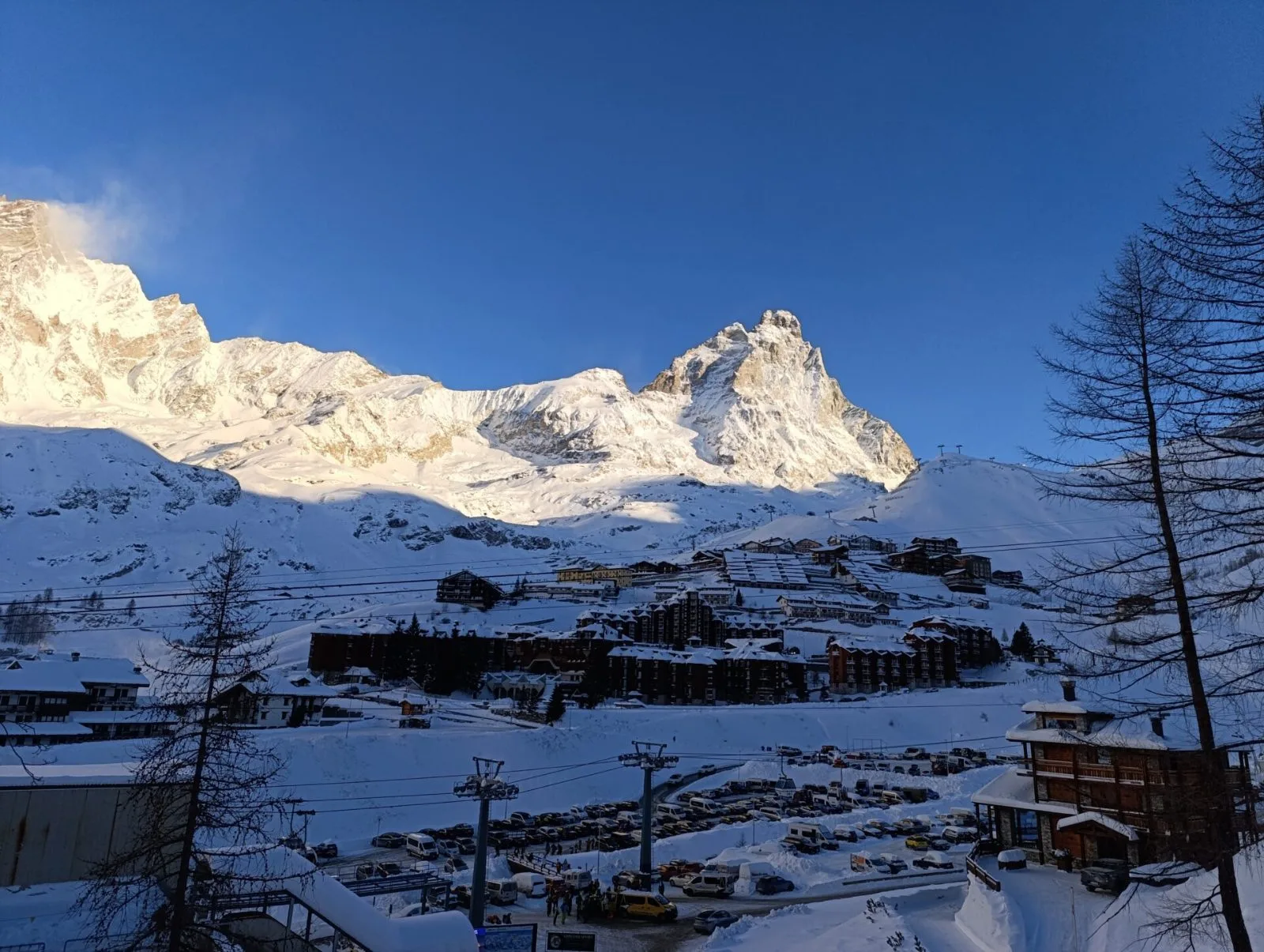 Il Cervino illuminato dal sole sopra Cervinia, in inverno, tappa del Jam Session Ski Tour