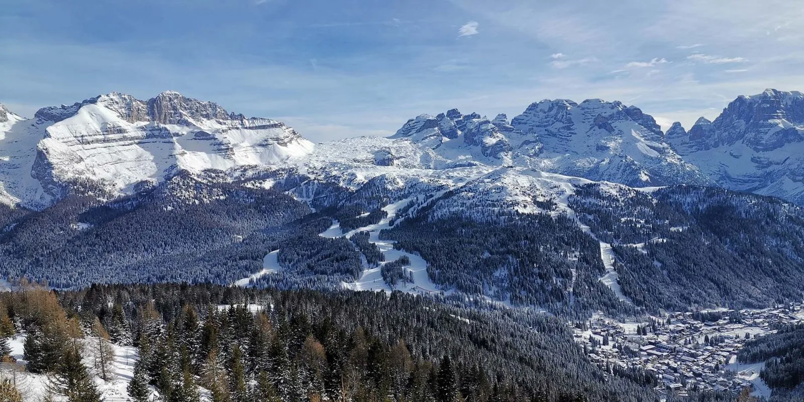 Panorama invernale di Madonna di Campiglio con le piste e le Dolomiti di Brenta