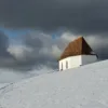 La cappella del Raschötz sopra Ortisei in inverno