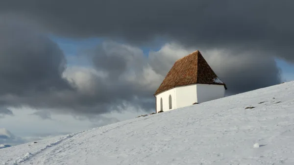 La cappella del Raschötz sopra Ortisei in inverno
