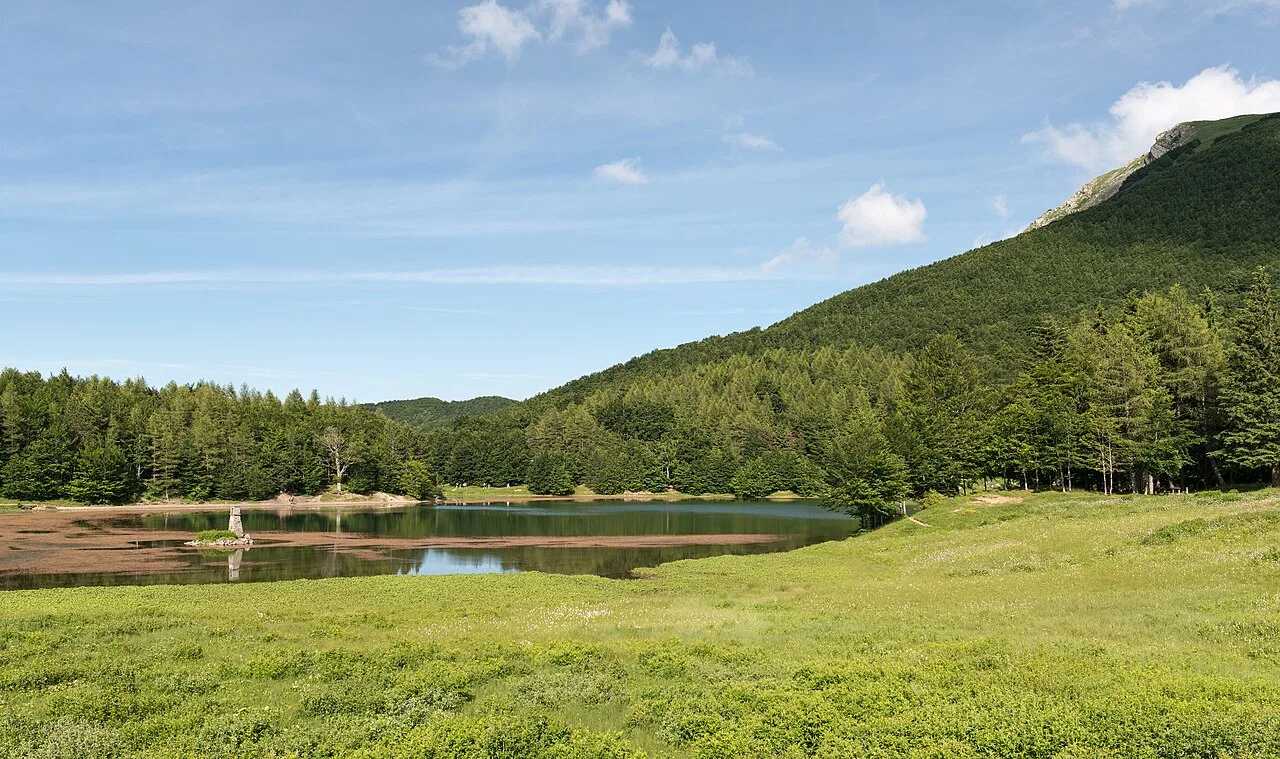 Il Lago Calamone a Ramiseto, nell'Appennino reggiano