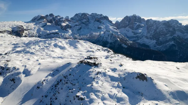 Panoramica delle piste della Skiarea Madonna di Campiglio e delle Dolomiti di Brenta innevate