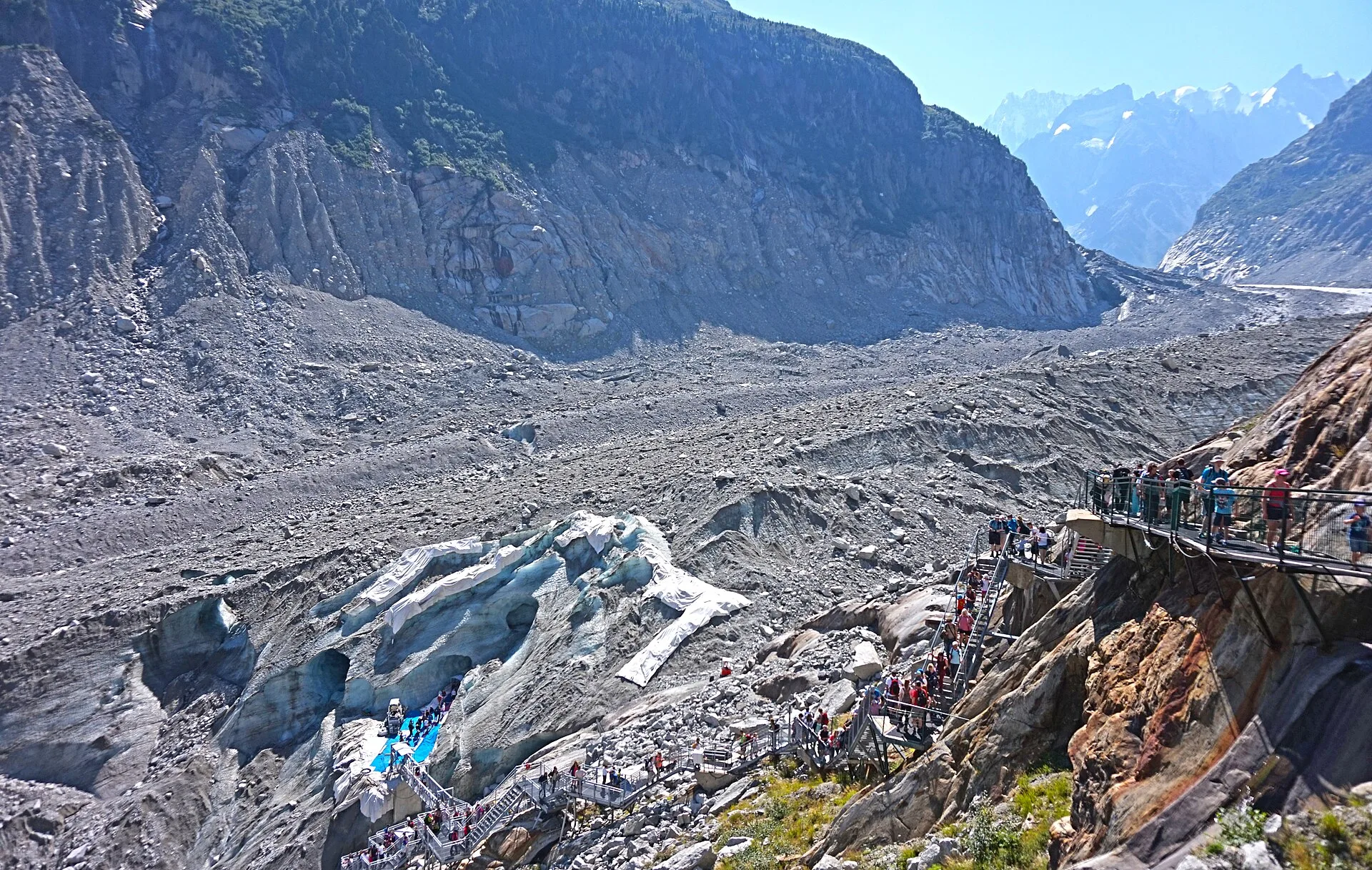 L'ingresso della grotta di ghiaccio sul Mer de Glace, con la scalinata sul fianco della valle
