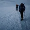 Previsioni alpinismo: due alpinisti in cordata verso la cima innevata