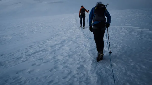 Previsioni alpinismo: due alpinisti in cordata verso la cima innevata