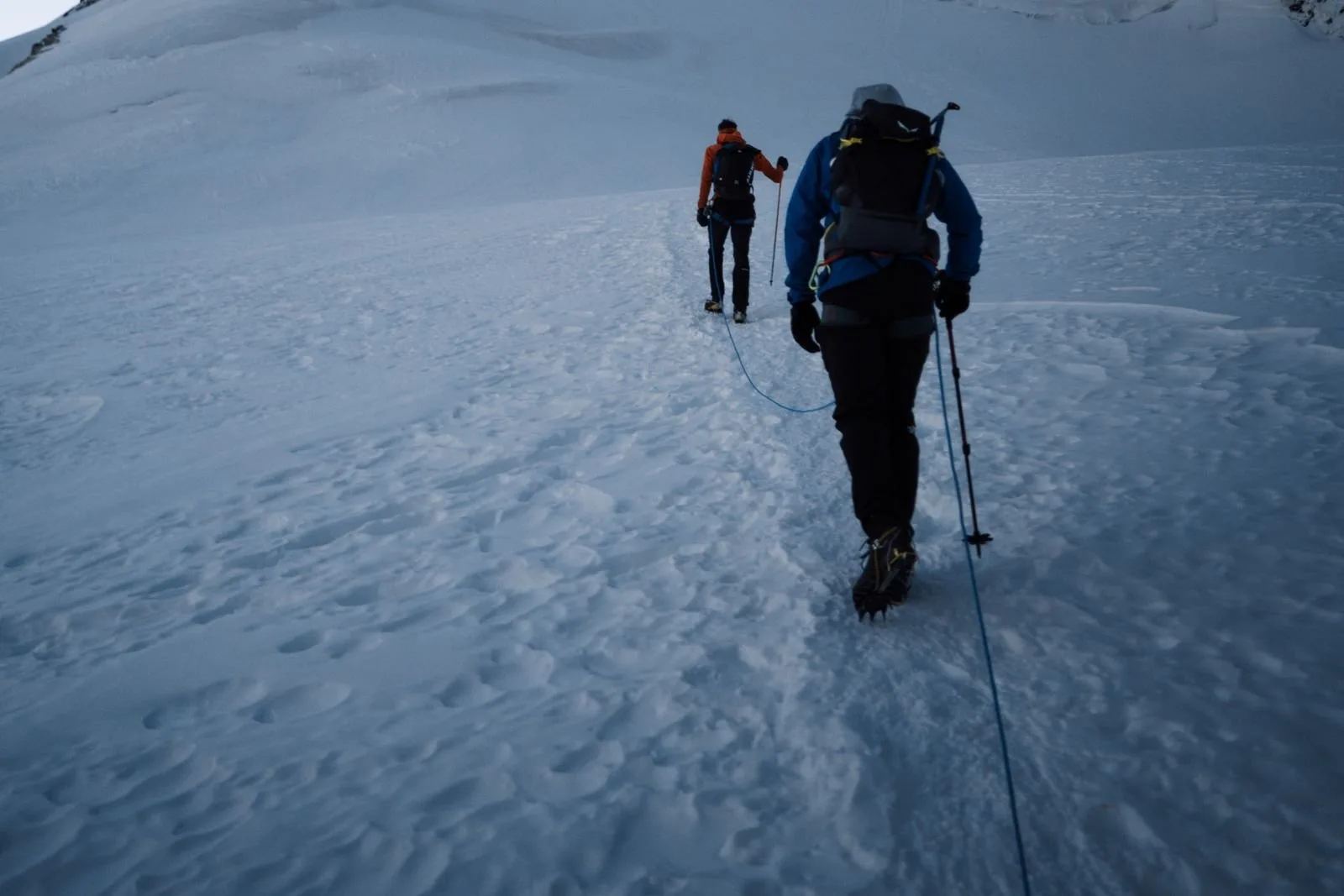 Previsioni alpinismo: due alpinisti in cordata verso la cima innevata