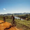 Previsioni mountain bike: due ciclisti su una strada sterrata tra le colline