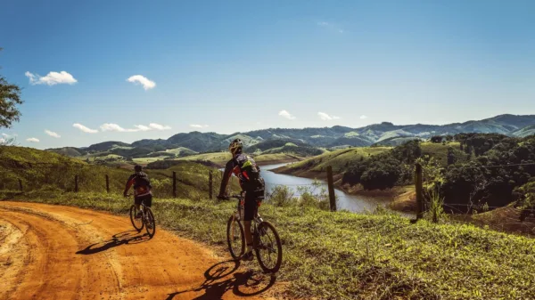 Previsioni mountain bike: due ciclisti su una strada sterrata tra le colline