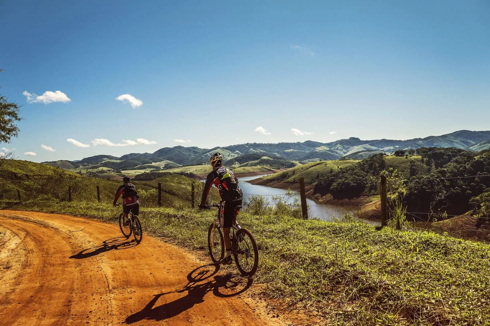 Previsioni mountain bike: due ciclisti su una strada sterrata tra le colline