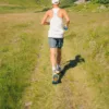 Previsioni running: runner di spalle su un sentiero erboso di montagna