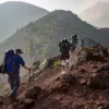 Previsioni trekking: escursionisti su un sentiero roccioso di montagna