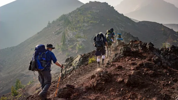 Previsioni trekking: escursionisti su un sentiero roccioso di montagna