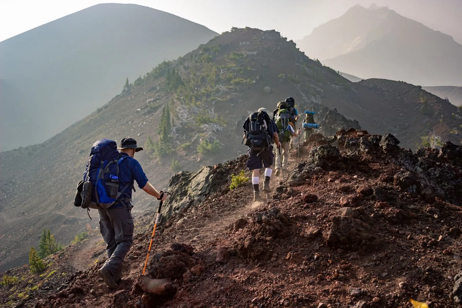 Previsioni trekking: escursionisti su un sentiero roccioso di montagna