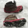 Ramponcini applicati a uno scarpone da trekking invernale per camminare sulla neve