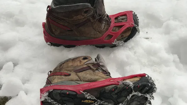 Ramponcini applicati a uno scarpone da trekking invernale per camminare sulla neve