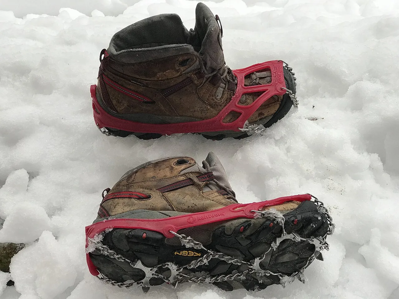 Ramponcini applicati a uno scarpone da trekking invernale per camminare sulla neve