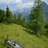 Mountain bike sulle strade di montagna delle Alpi Giulie